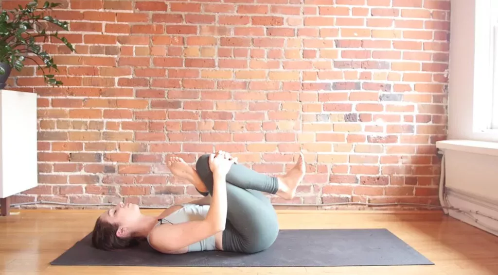 Una práctica de yoga nocturna de 10 minutos para estirar todo el cuerpo (que puedes hacer en la cama)