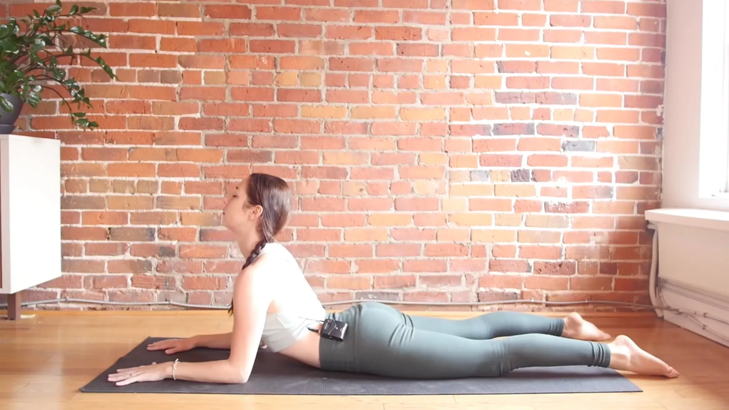 Una práctica de yoga nocturna de 10 minutos para estirar todo el cuerpo (que puedes hacer en la cama)