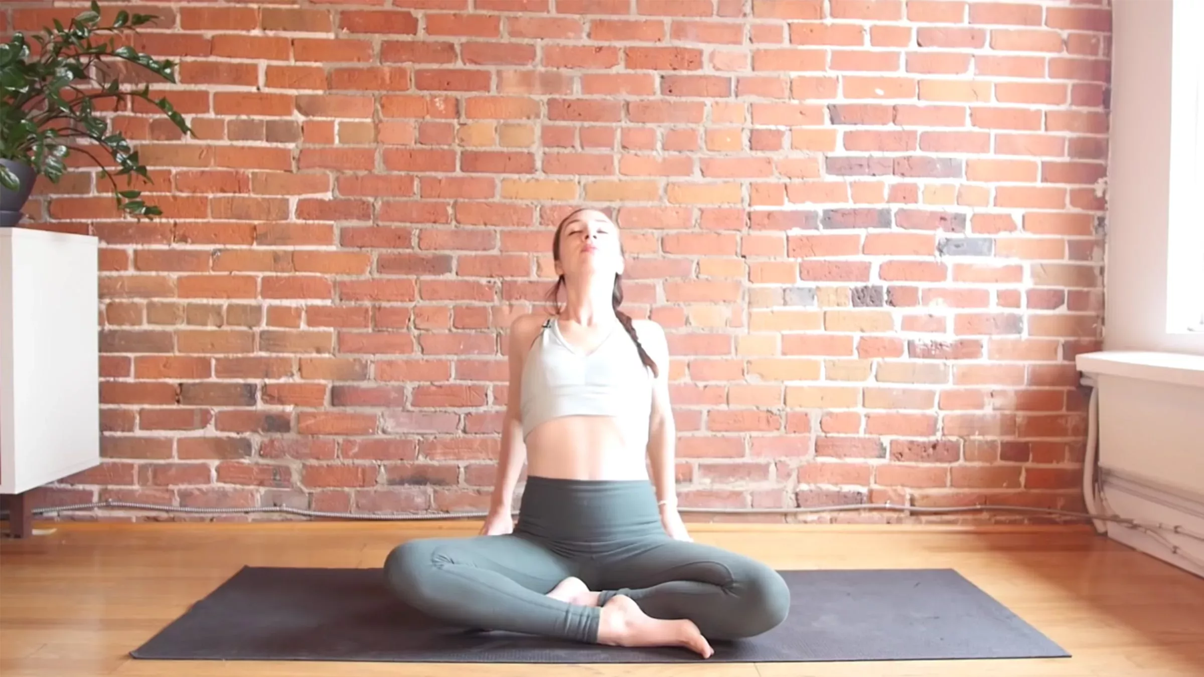 Una práctica de yoga nocturna de 10 minutos para estirar todo el cuerpo (que puedes hacer en la cama)