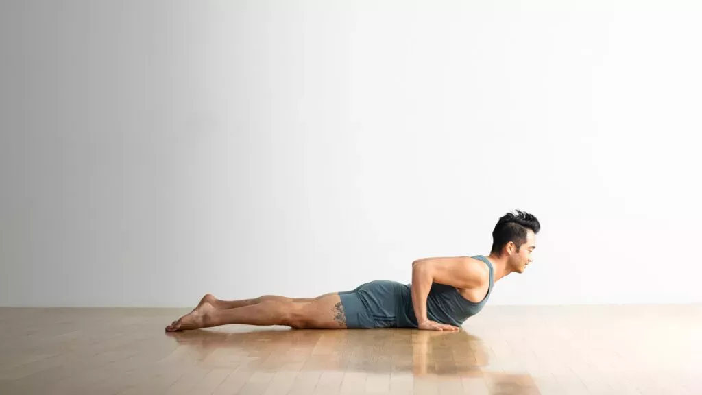 5 formas de aliviar el dolor lumbar durante el yoga, según un fisioterapeuta