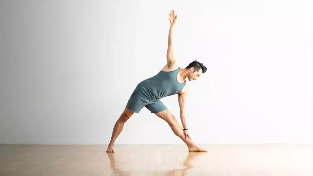 5 formas de aliviar el dolor lumbar durante el yoga, según un fisioterapeuta