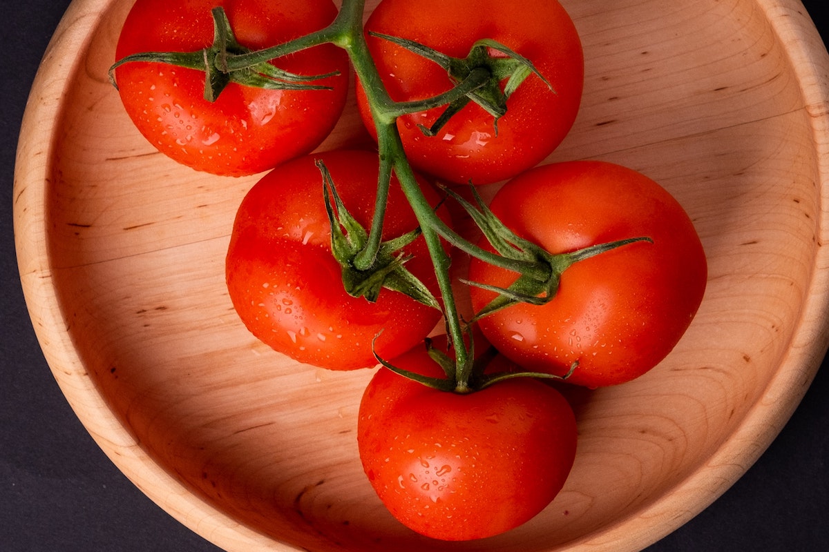 
		El tomate es un alimento delicioso y versátil, y además tiene unos beneficios para la salud impresionantes