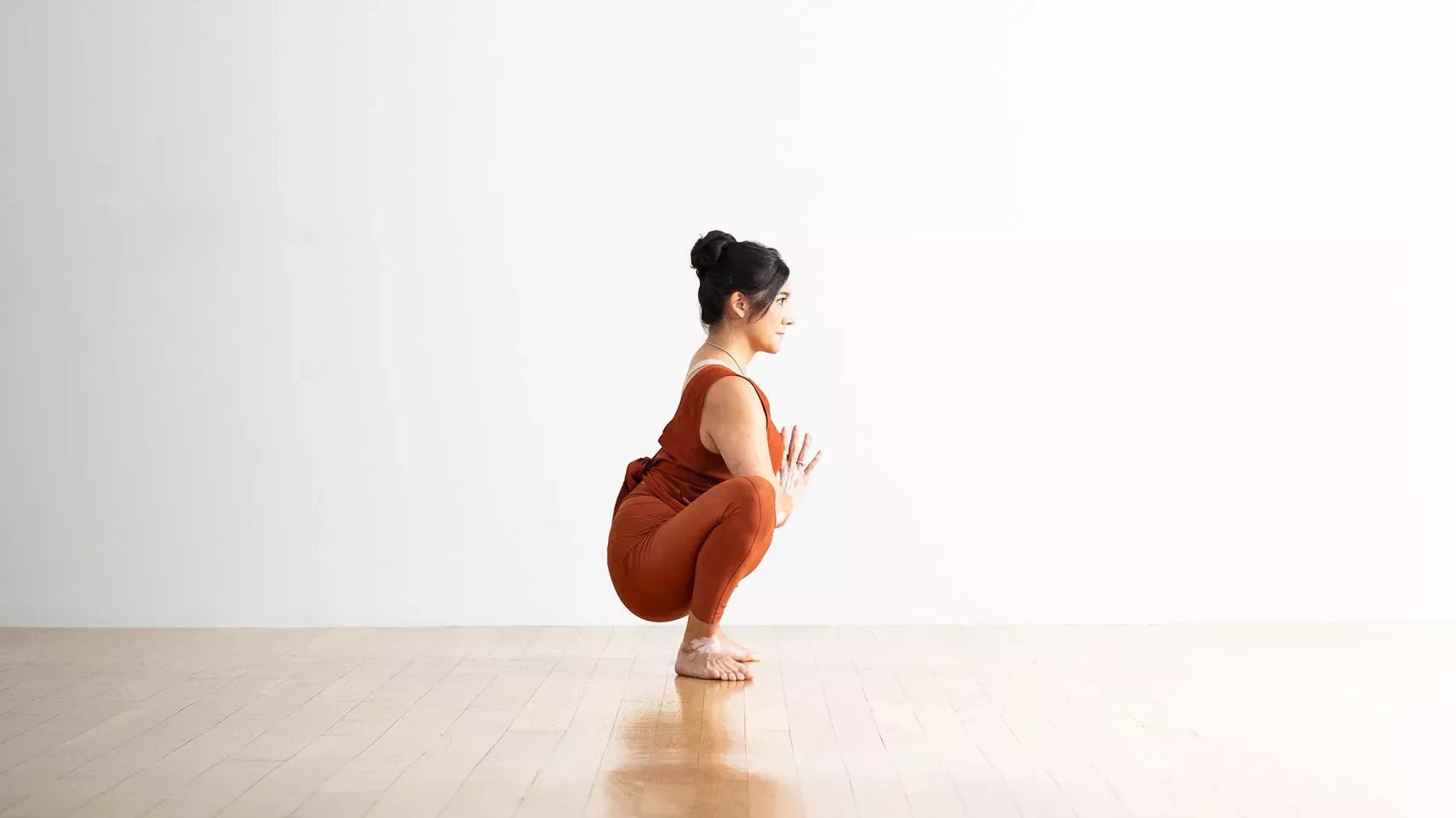 ¿Te sientes inquieto? Estas 7 posturas de yoga pueden ayudarte a navegar por el otoño, según el Ayurveda