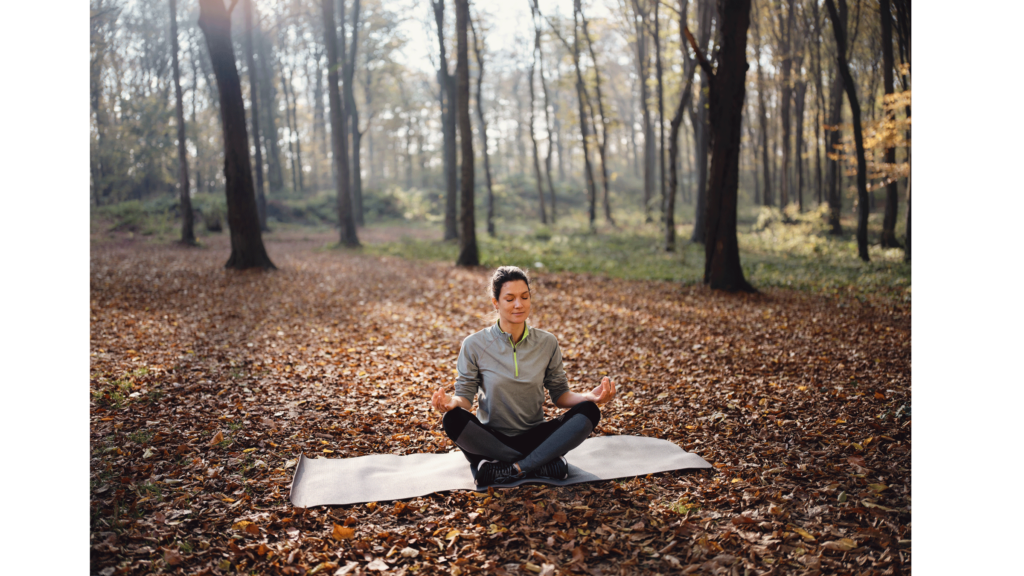¿Te sientes inquieto? Estas 7 posturas de yoga pueden ayudarte a navegar por el otoño, según el Ayurveda