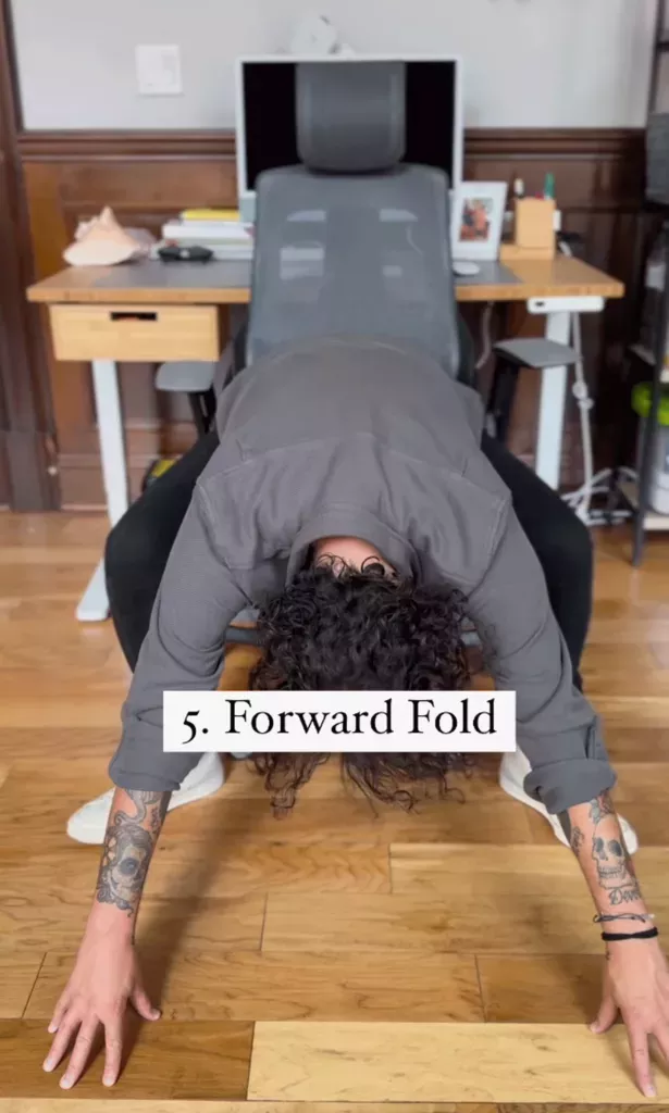 5 formas sencillas de estirarse en el escritorio