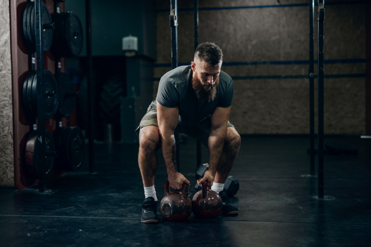 Entrenamiento con mancuernas y pesas rusas para muscular todo el cuerpo