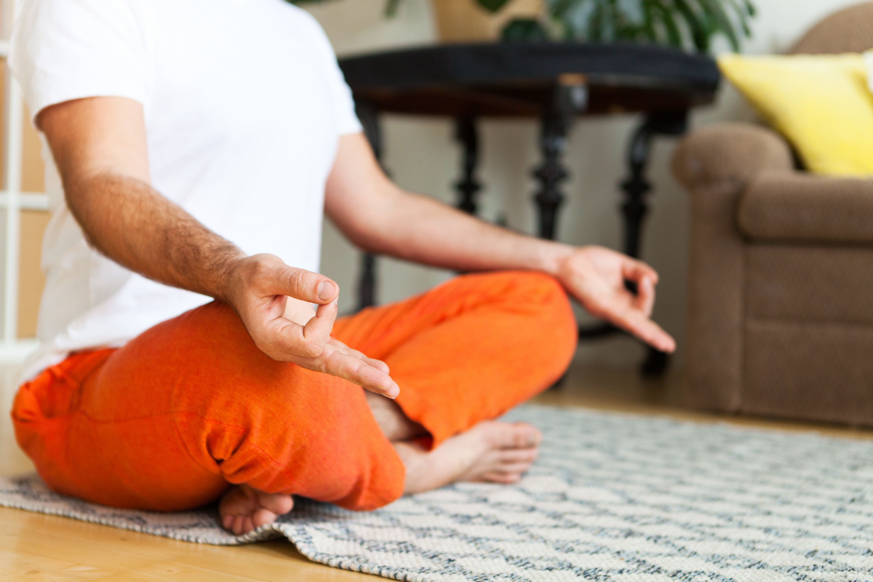 
		Estas son las mejores posturas de yoga que puedes añadir a tu rutina para dormir mejor