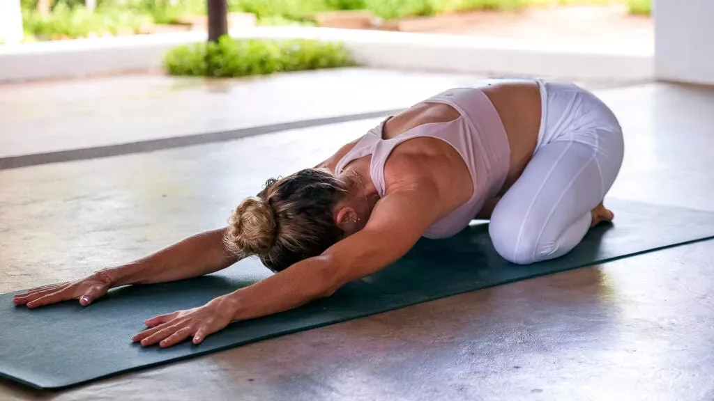 Las 10 posturas de yoga m谩s esenciales para los surfistas