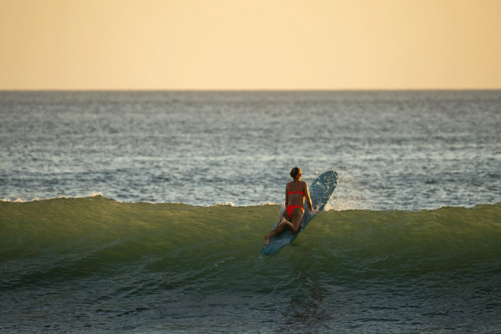 Las 10 posturas de yoga más esenciales para los surfistas