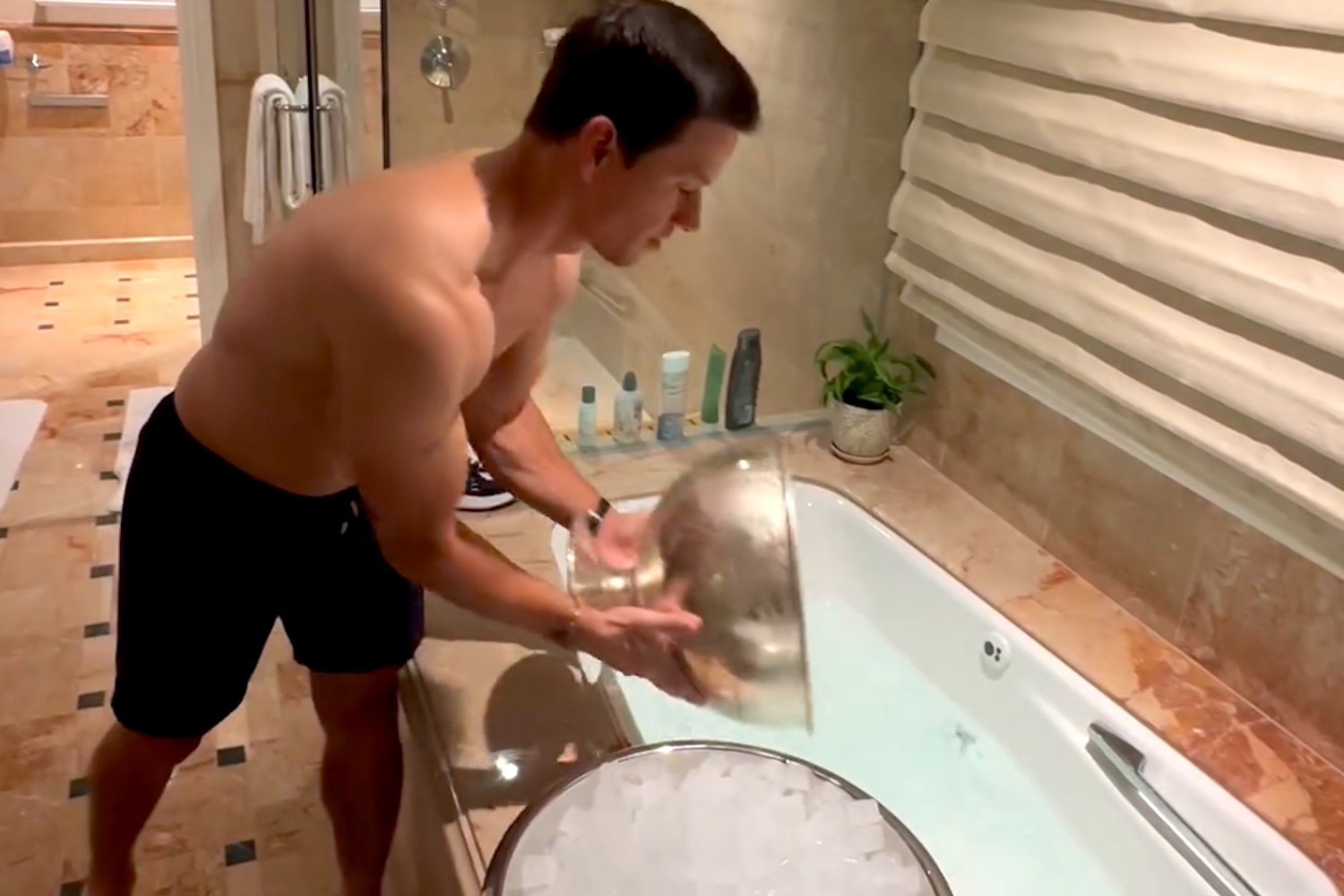 Mark Wahlberg se desnuda en el baño de un hotel; añade otro loco truco de bienestar a su rutina diaria