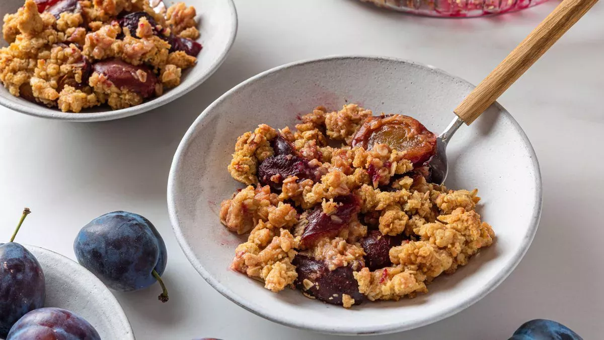 Receta de crumble de ciruelas de Mary Berry