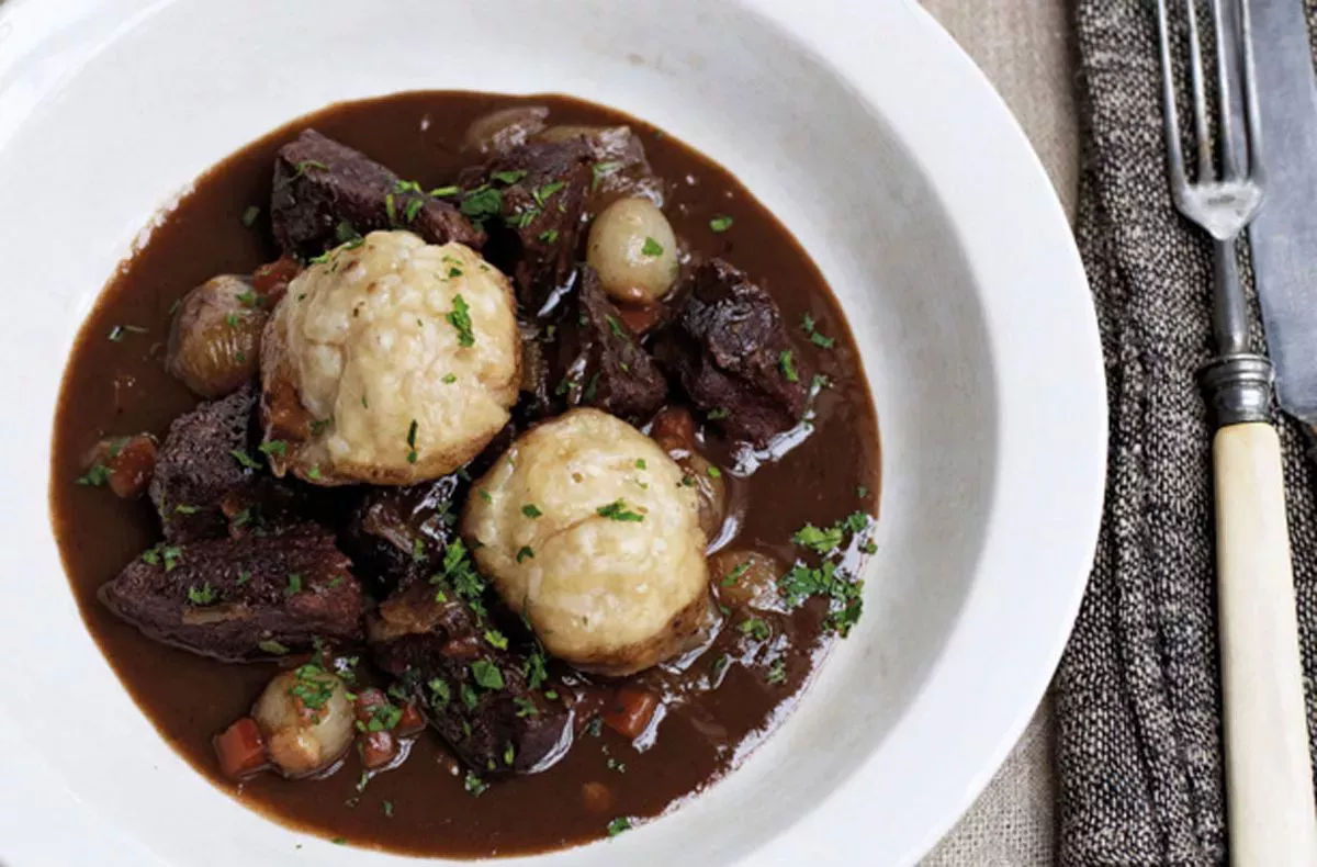 Receta de estofado de ternera con albóndigas de James Martin