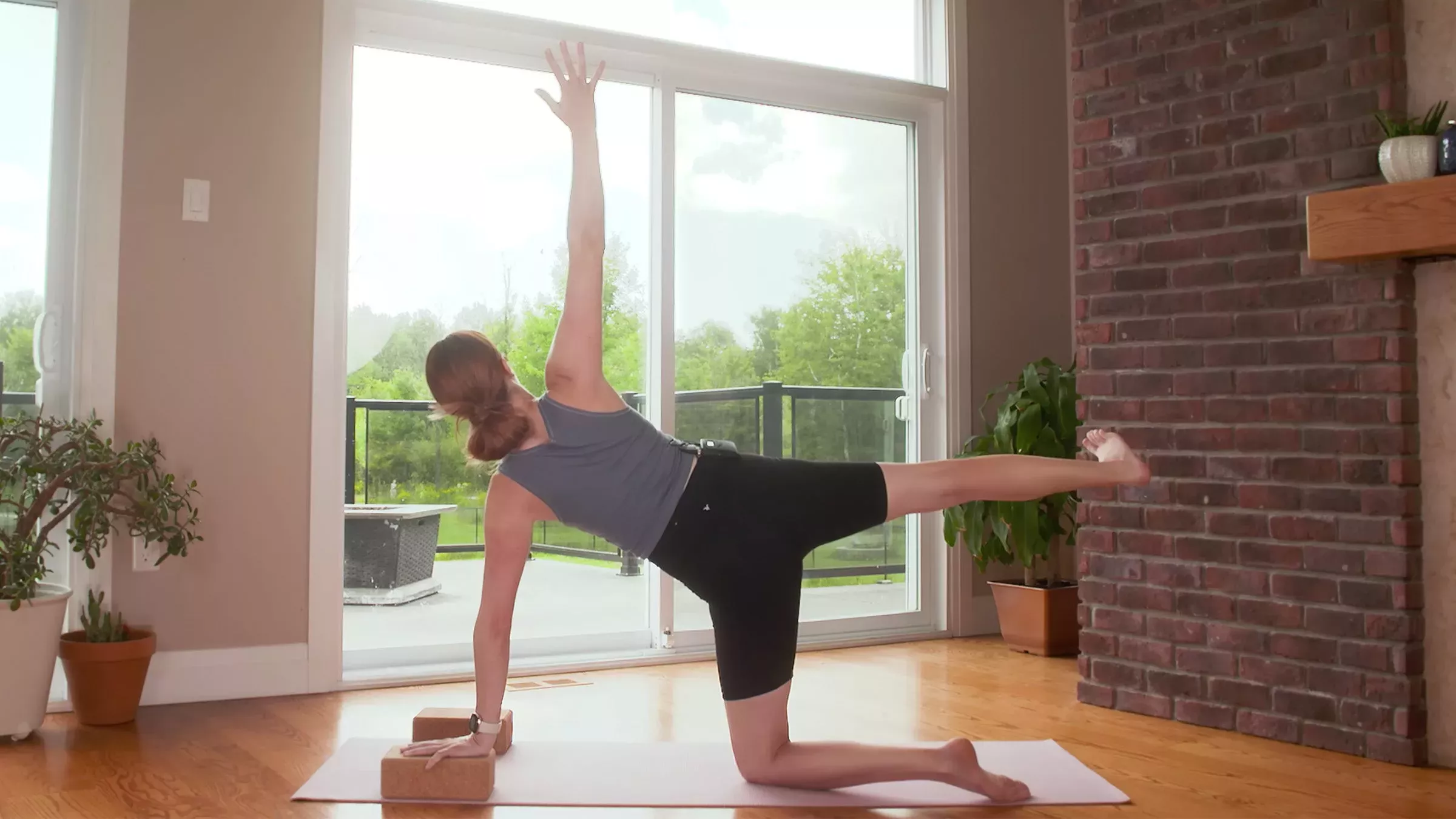 Una práctica de 20 minutos de Power Yoga (más intensa gracias a los bloqueos)