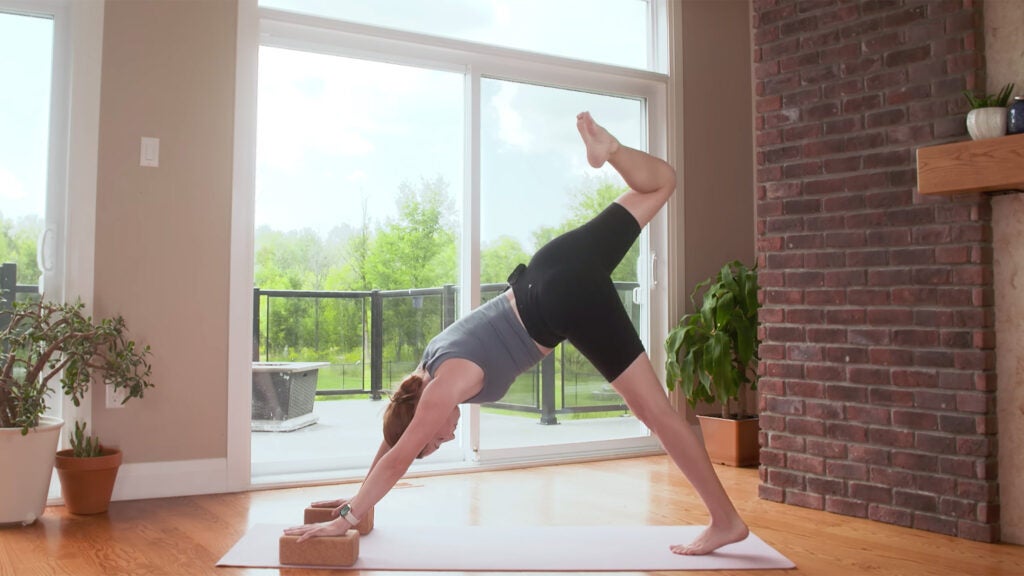 Una práctica de 20 minutos de Power Yoga (más intensa gracias a los bloqueos)