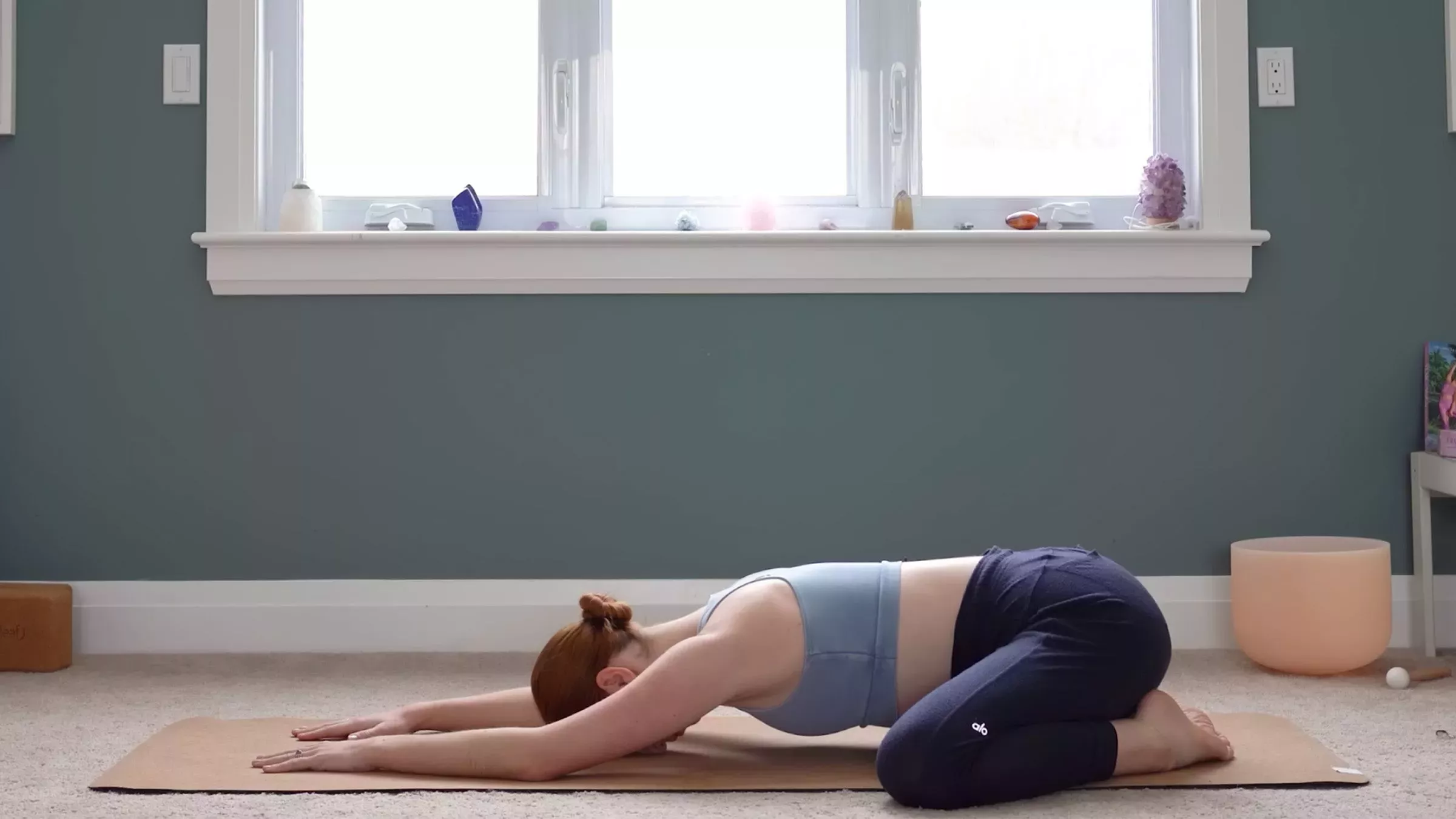 15 minutos de yoga lento para aliviar el estrés (porque a todos nos vendría bien)