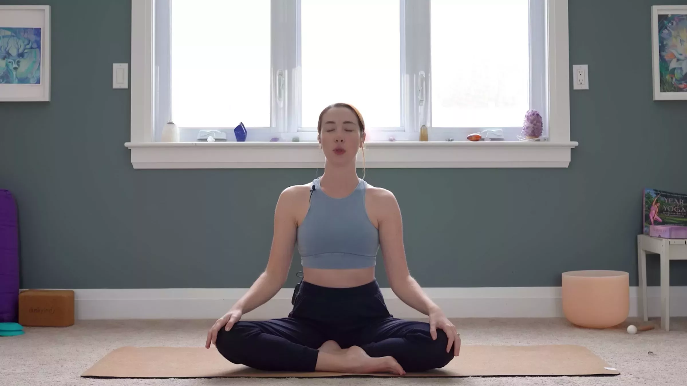 15 minutos de yoga lento para aliviar el estrés (porque a todos nos vendría bien)