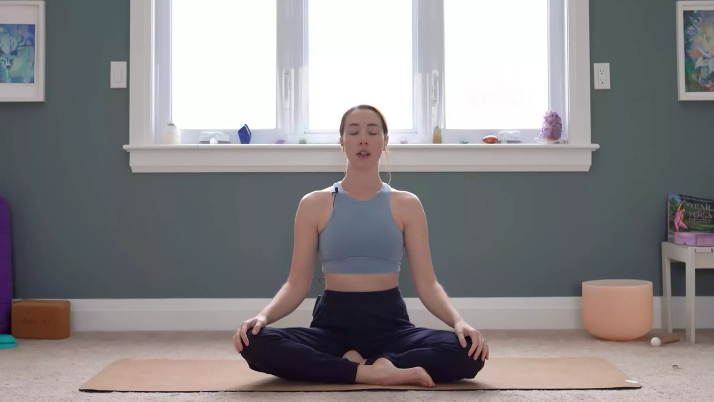15 minutos de yoga lento para aliviar el estrés (porque a todos nos vendría bien)