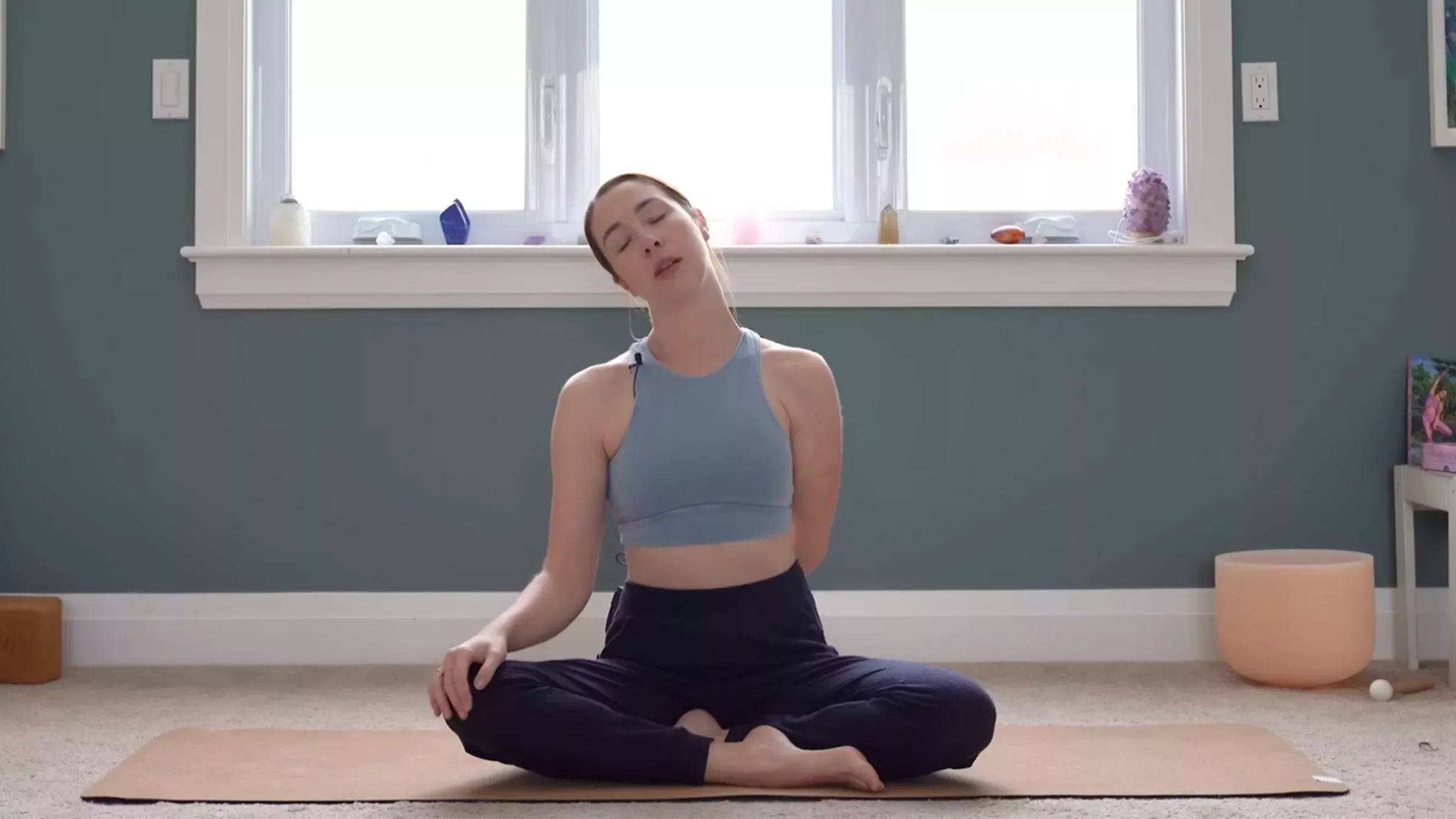 15 minutos de yoga lento para aliviar el estrés (porque a todos nos vendría bien)