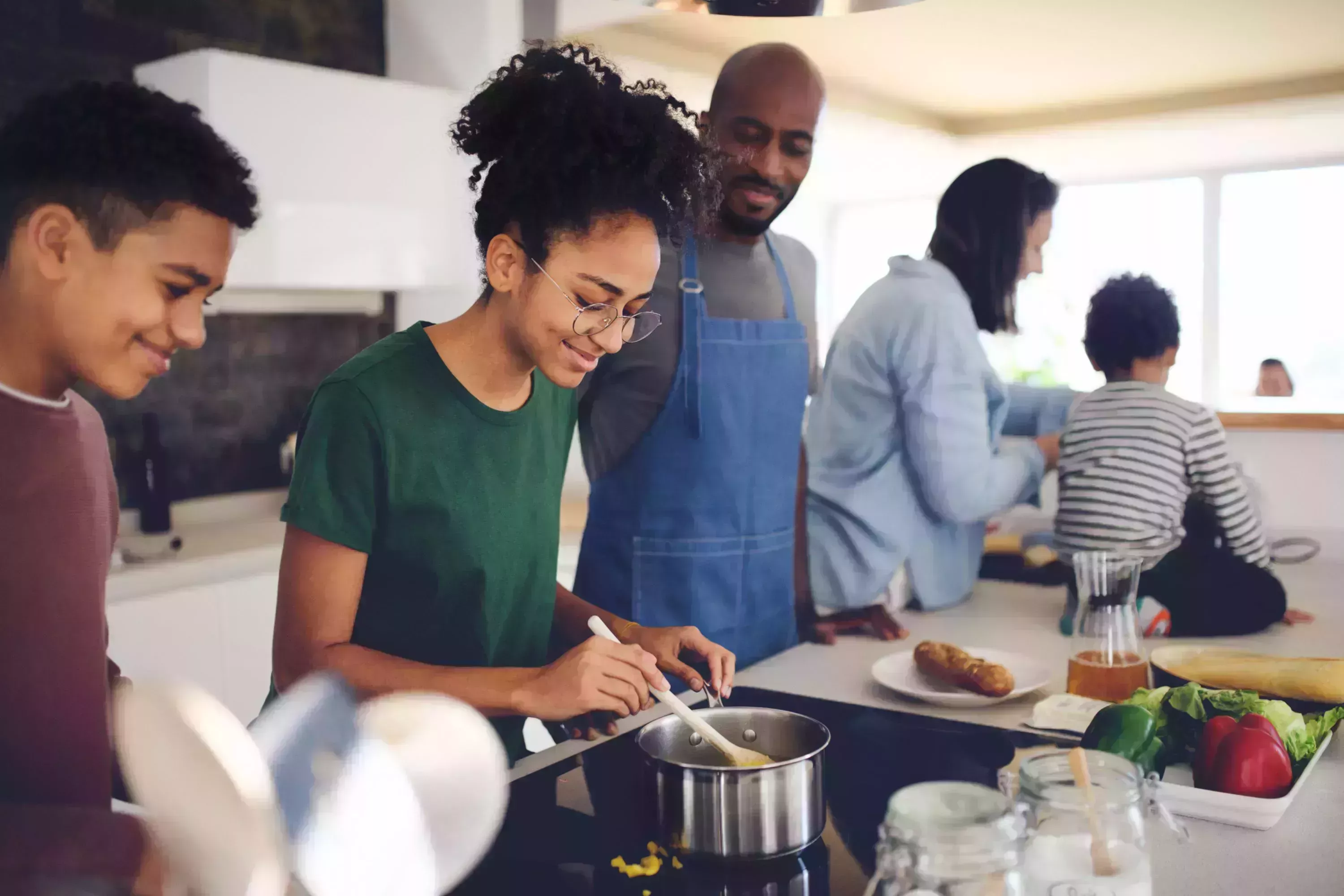 4 sorprendentes razones por las que cocinar con tus hijos en Navidad merece la pena (sabemos que puede ser estresante y desordenado, pero confía en nosotros)