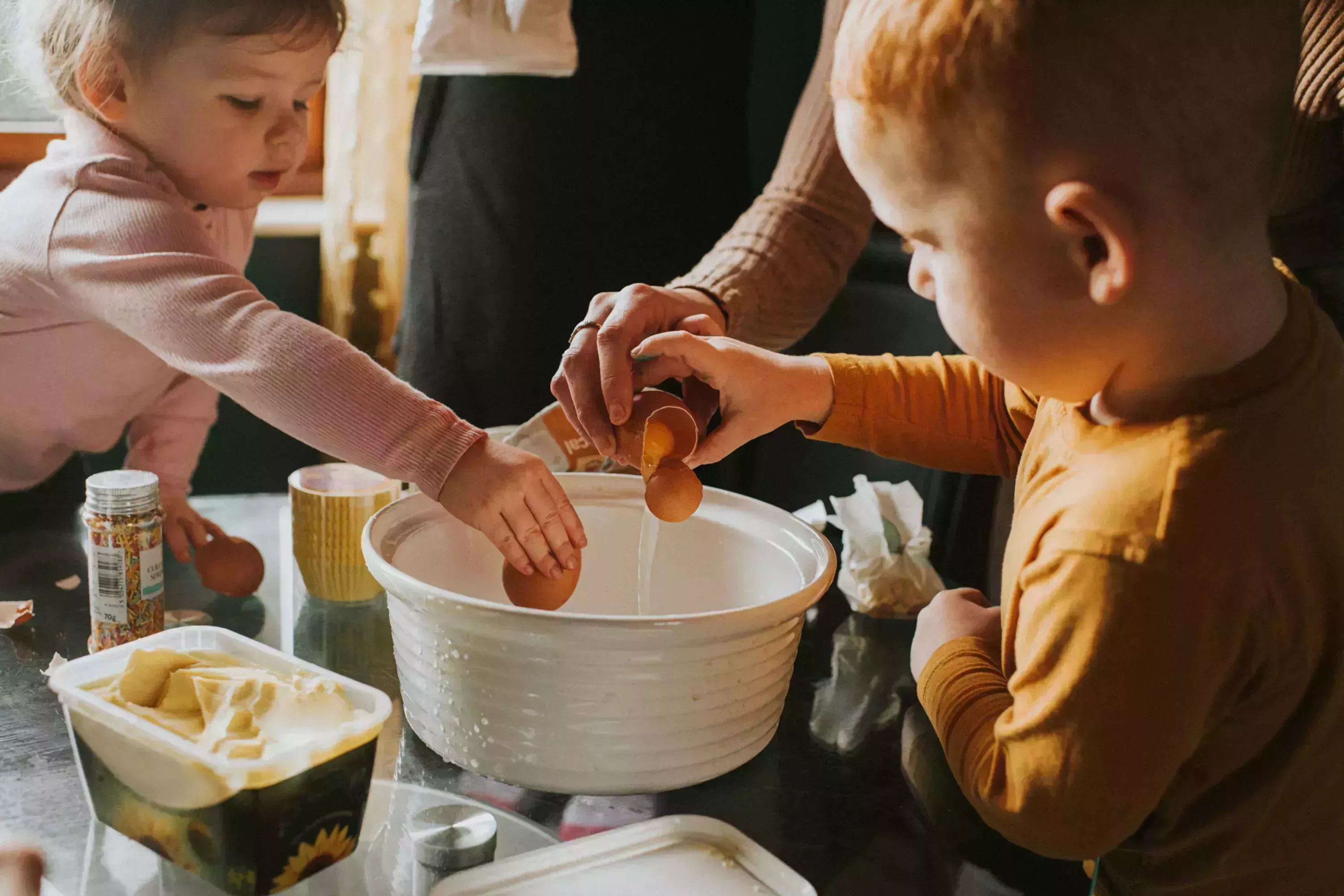 4 sorprendentes razones por las que cocinar con tus hijos en Navidad merece la pena (sabemos que puede ser estresante y desordenado, pero confía en nosotros)