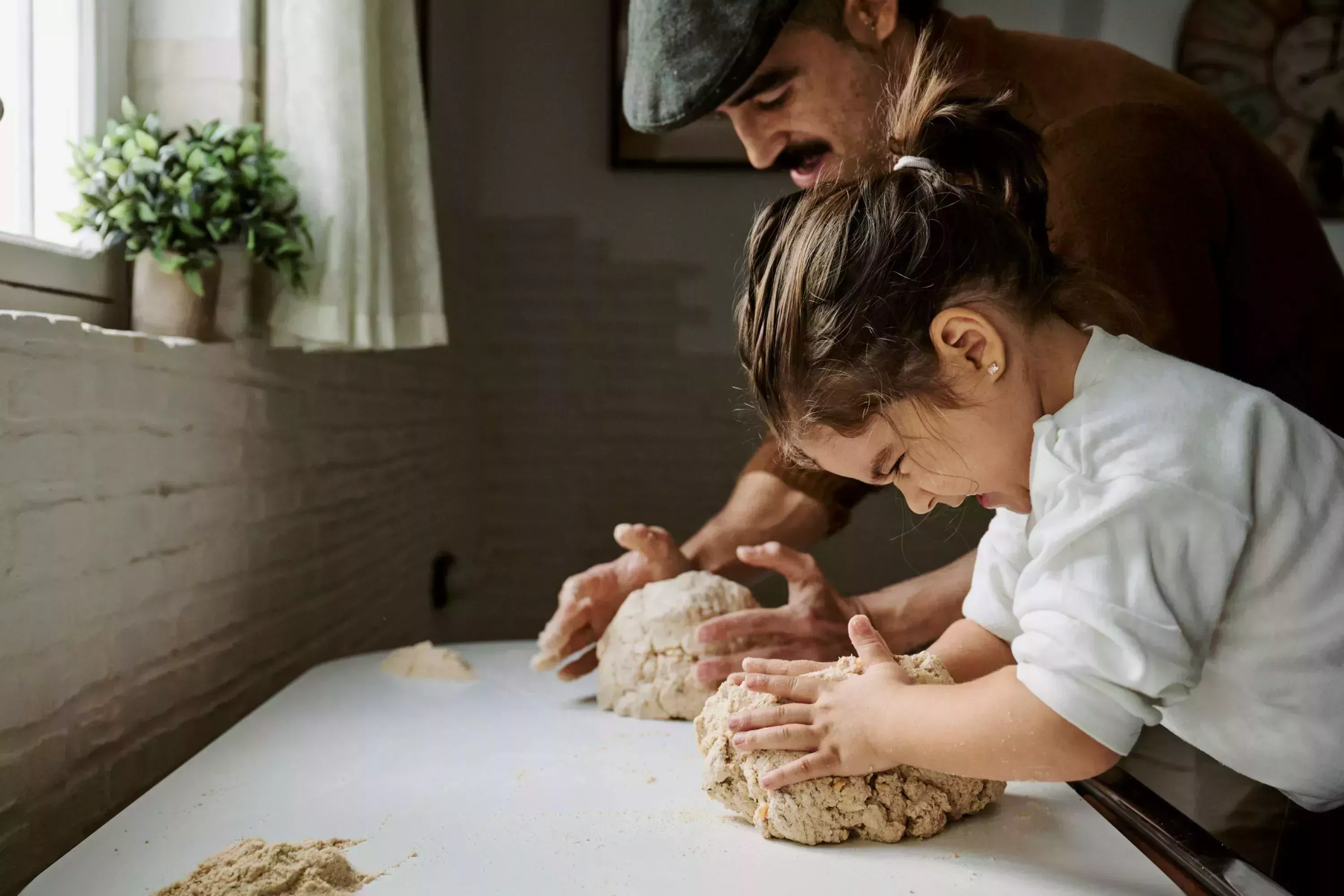 4 sorprendentes razones por las que cocinar con tus hijos en Navidad merece la pena (sabemos que puede ser estresante y desordenado, pero confía en nosotros)