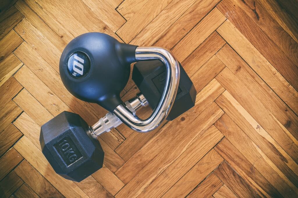 Kettlebells vs Mancuernas: Averigua qué es lo mejor para ti