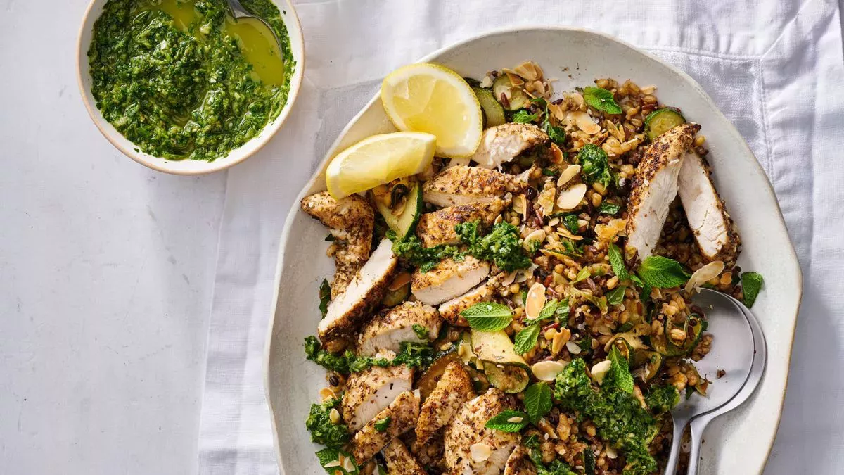 Receta de ensalada templada de pollo y cereales con harissa verde