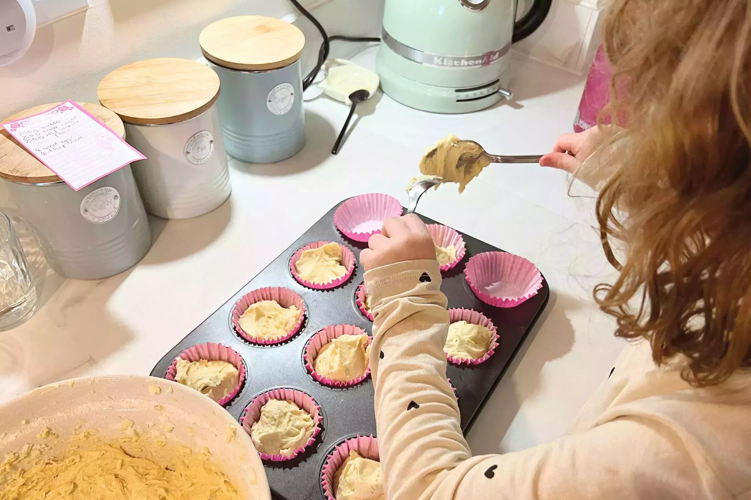 3 formas increíblemente fáciles de decorar nuestra mejor receta de magdalenas: probada y aprobada por niños.