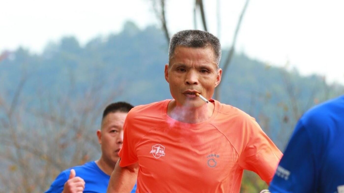 Descalificado un hombre por fumar en cadena durante un maratón por cuarta vez