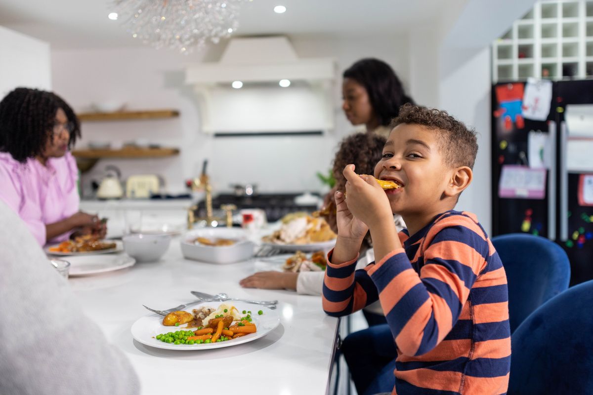 "Esto significa que tienes que aceptar que dejen comida en el plato" - Un experto comparte consejos para ayudar a los niños a tener una relación más sana con la comida