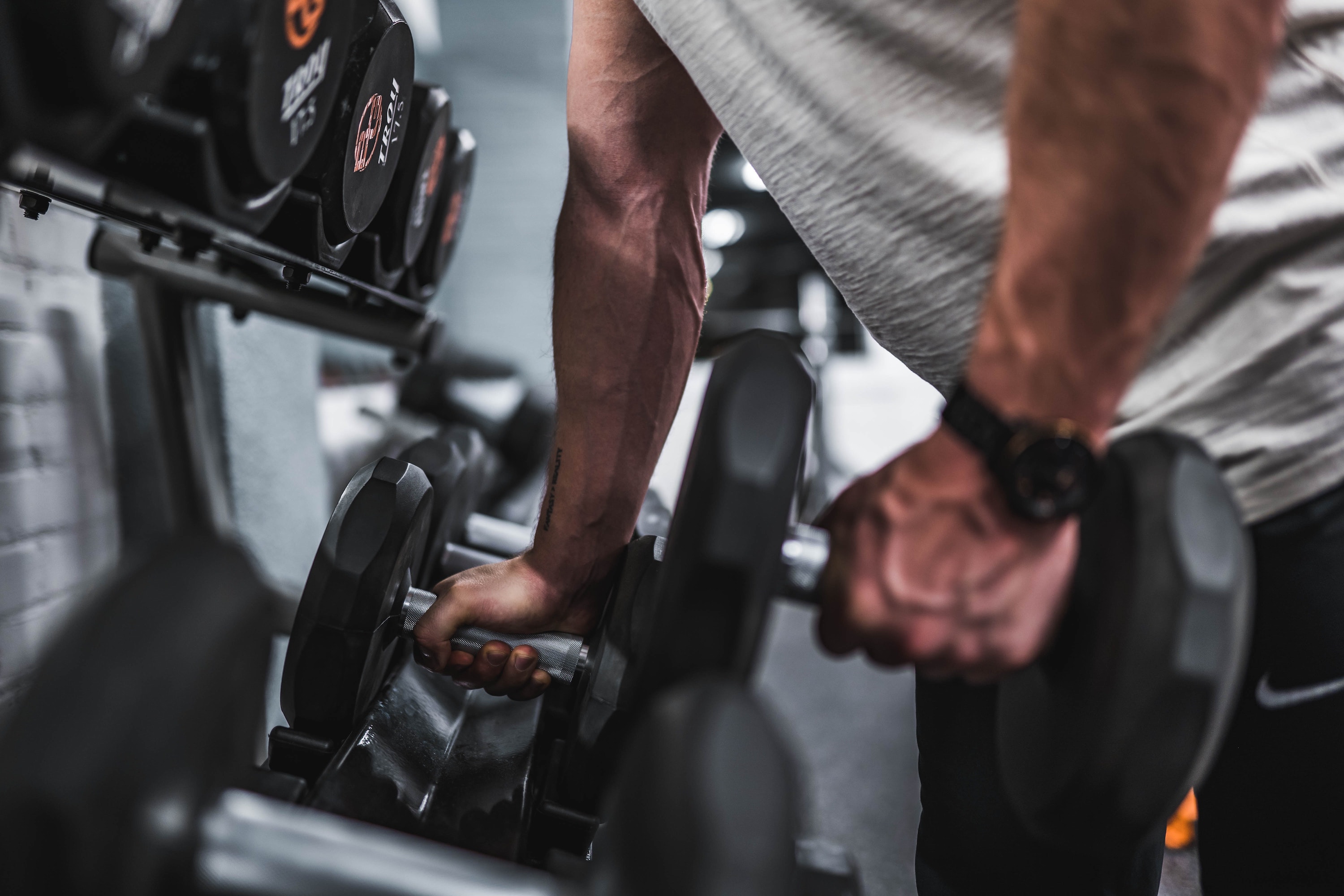 
		Presses, flys y mucho más: Estos son los mejores ejercicios con mancuernas para fortalecer todo el cuerpo
