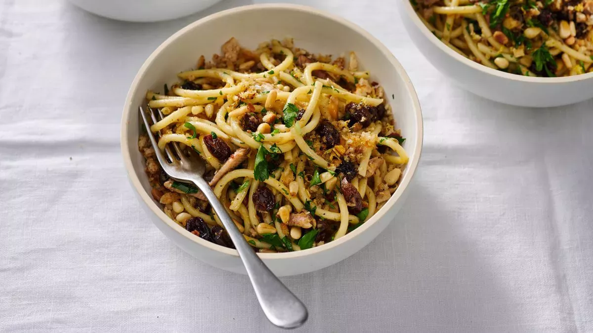 Receta de espaguetis con sardinas, limón y pan rallado crujiente