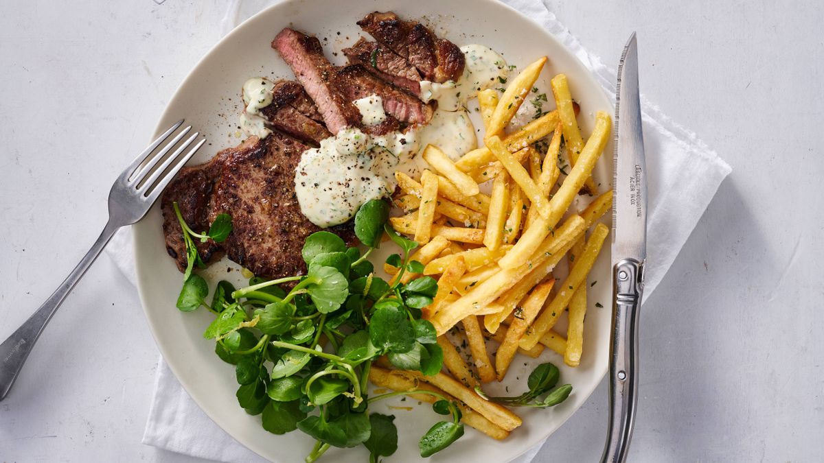 Receta de filete a la bearnesa con patatas fritas al romero de Cheat's