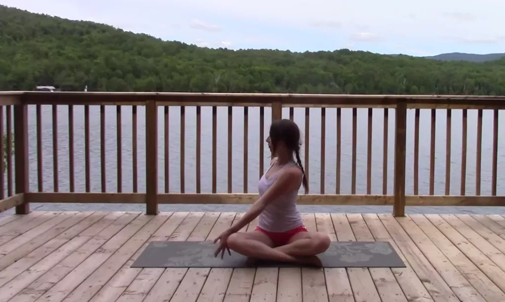Una práctica de yoga de 20 minutos para estirar el cuerpo de lado