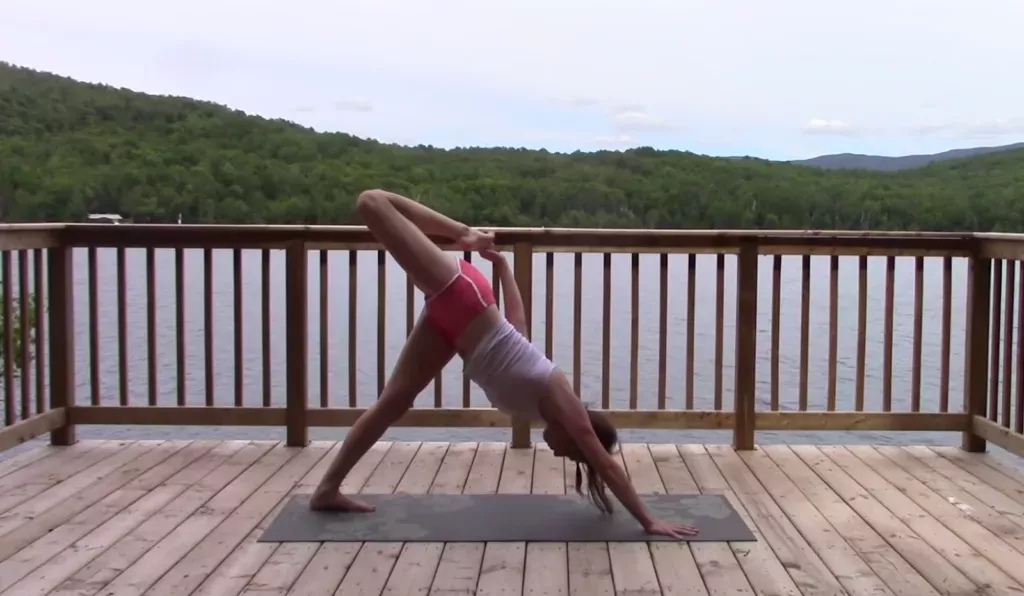 Una práctica de yoga de 20 minutos para estirar el cuerpo de lado