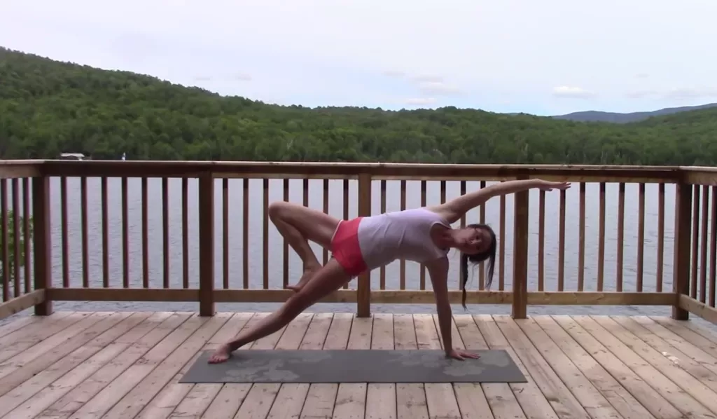 Una práctica de yoga de 20 minutos para estirar el cuerpo de lado