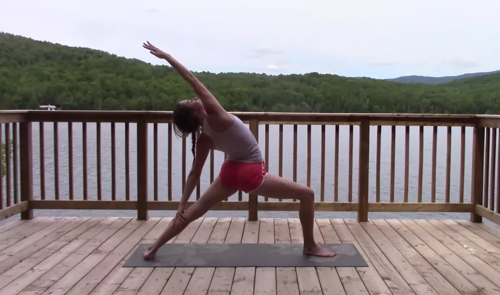 Una práctica de yoga de 20 minutos para estirar el cuerpo de lado