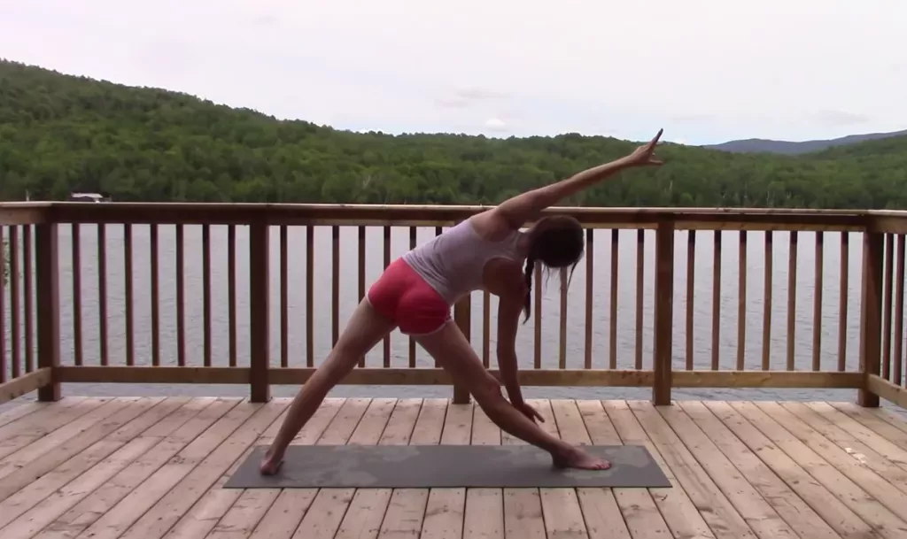 Una práctica de yoga de 20 minutos para estirar el cuerpo de lado