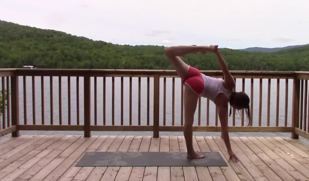 Una práctica de yoga de 20 minutos para estirar el cuerpo de lado