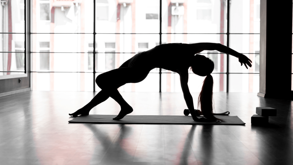 Una práctica de yoga de 20 minutos para estirar el cuerpo de lado