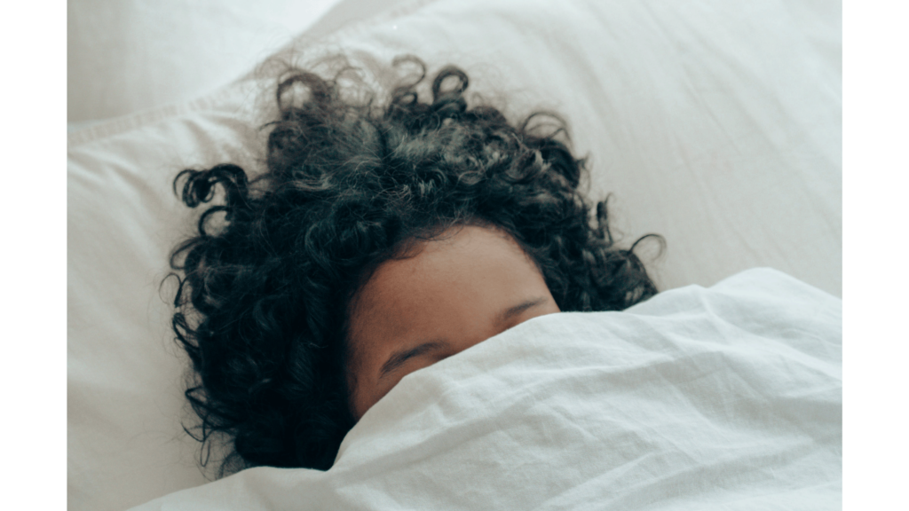 Dormirse más rápido con esta práctica de 20 minutos de Yin Yoga en la cama