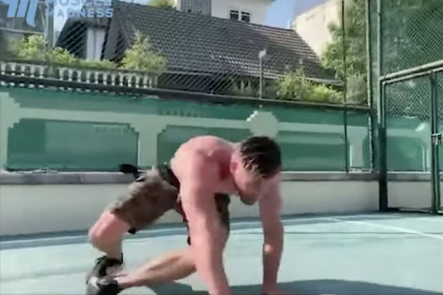 El entrenamiento de breakdance inspirado en el sadomasoquismo de Chris Hemsworth es una genialidad de fitness