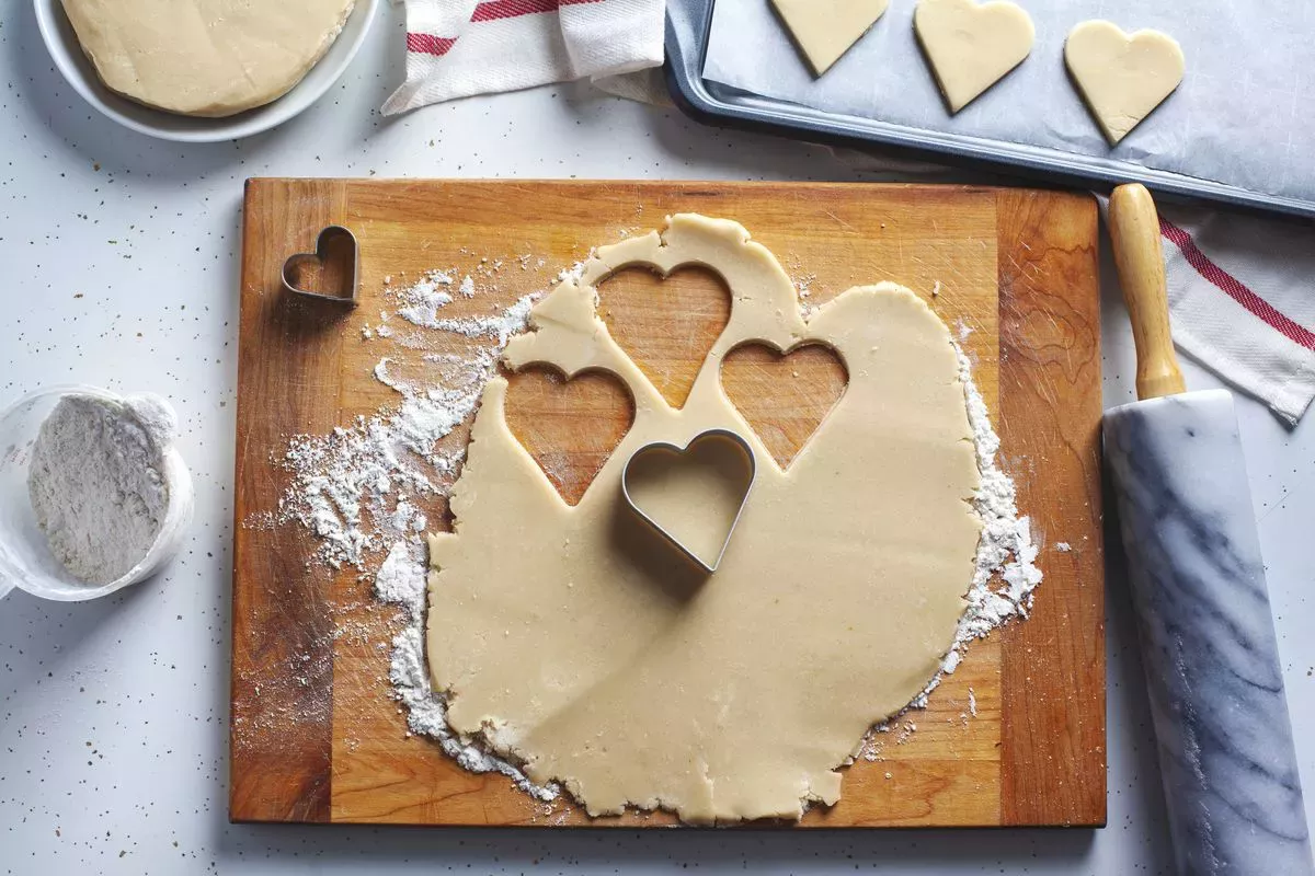 El postre en forma de corazón de 3 ingredientes que deberías preparar con los niños este San Valentín (e incluye su crema de chocolate favorita).