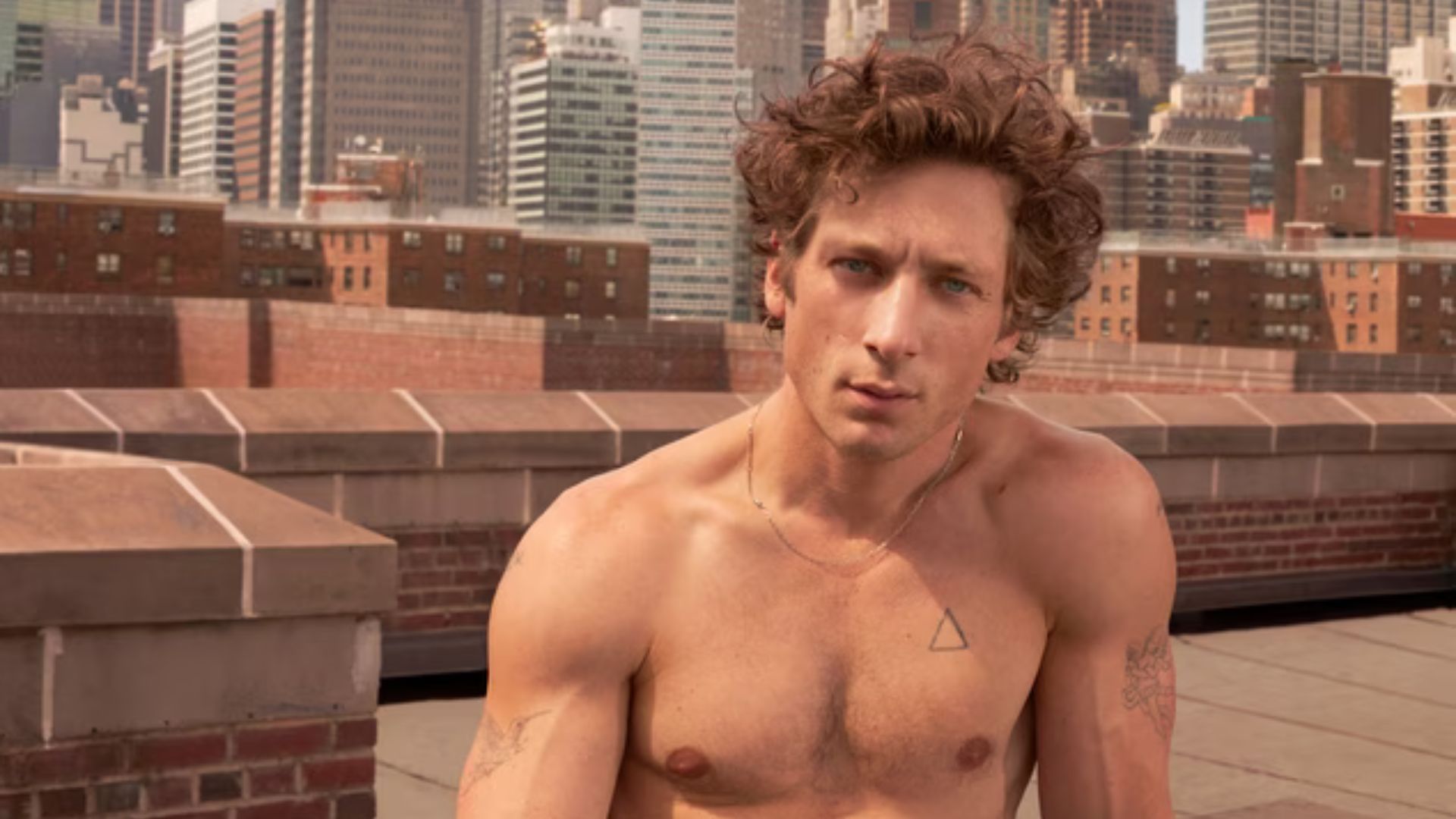 
		Jeremy Allen White está de moda gracias a la calistenia