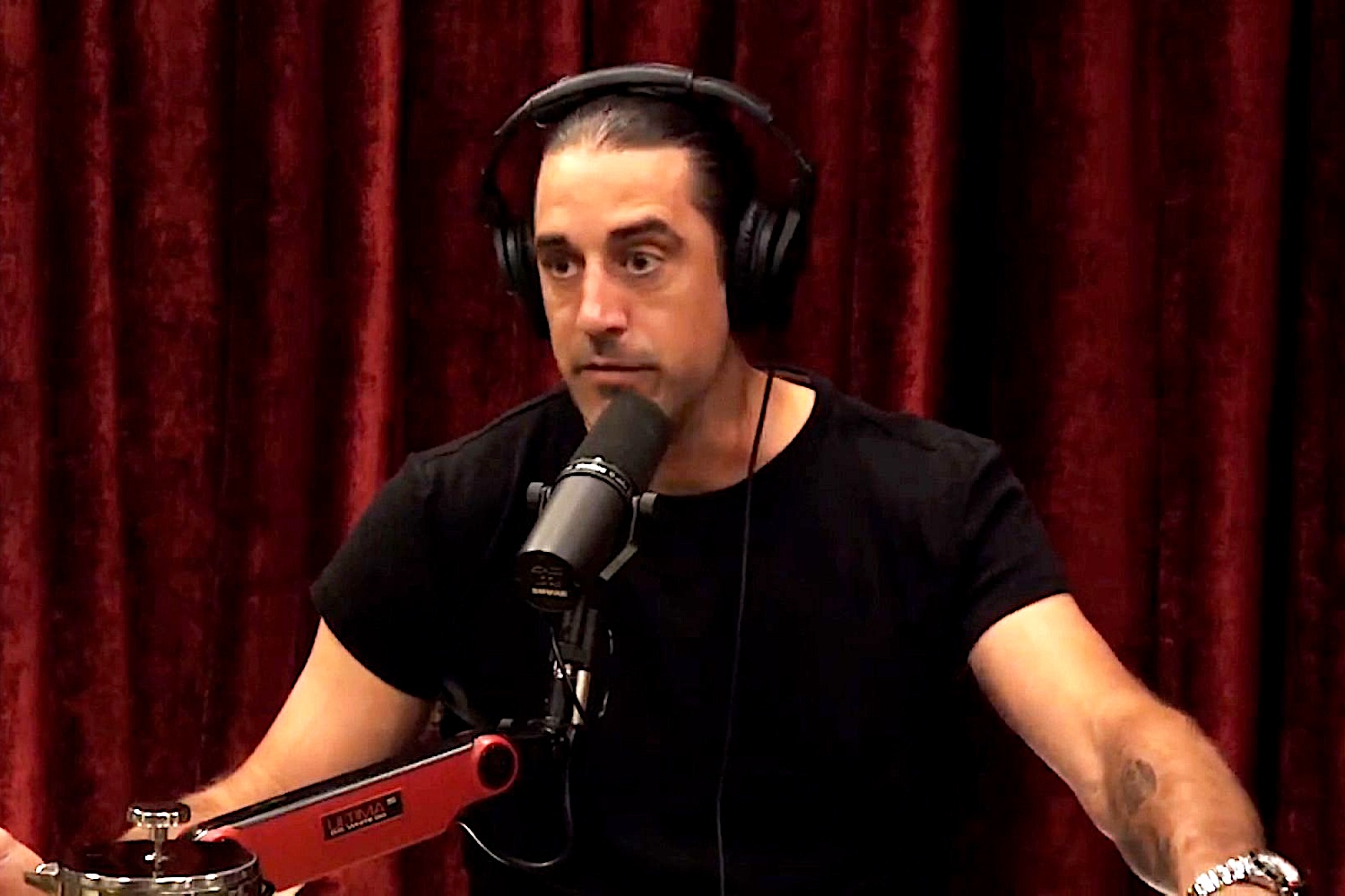 La teoría de la conspiración de Joe Rogan y Aaron Rodgers enfurece a los aficionados