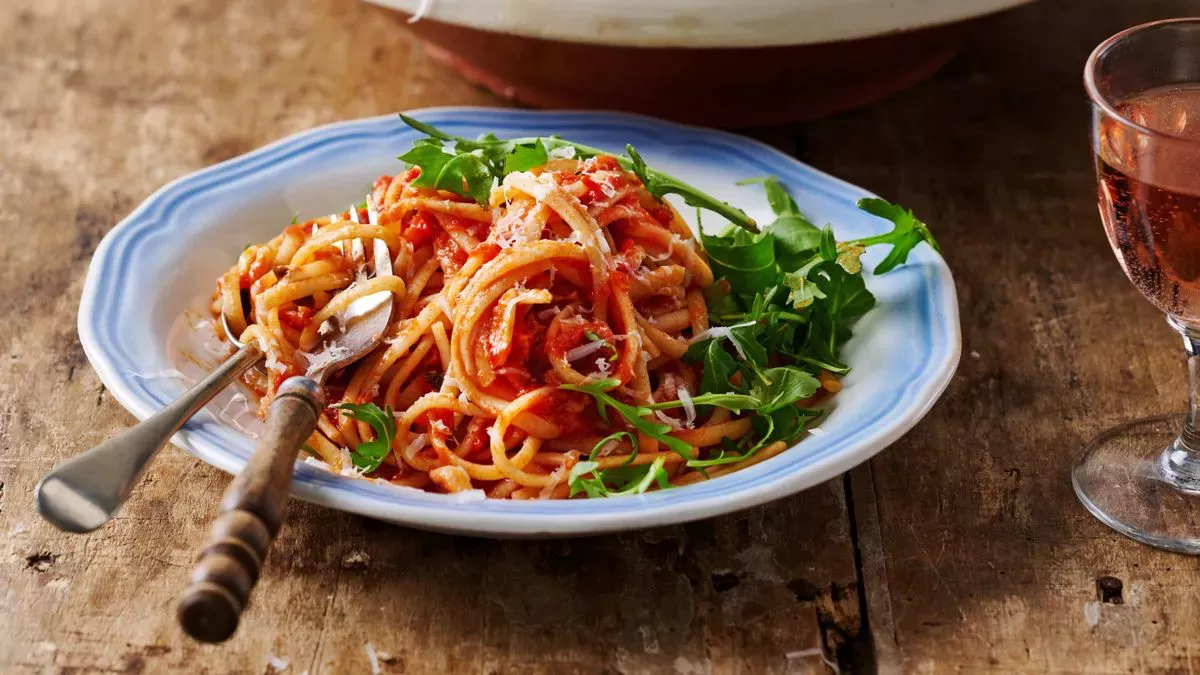 Receta sencilla de linguini de chorizo y tomate con rúcula