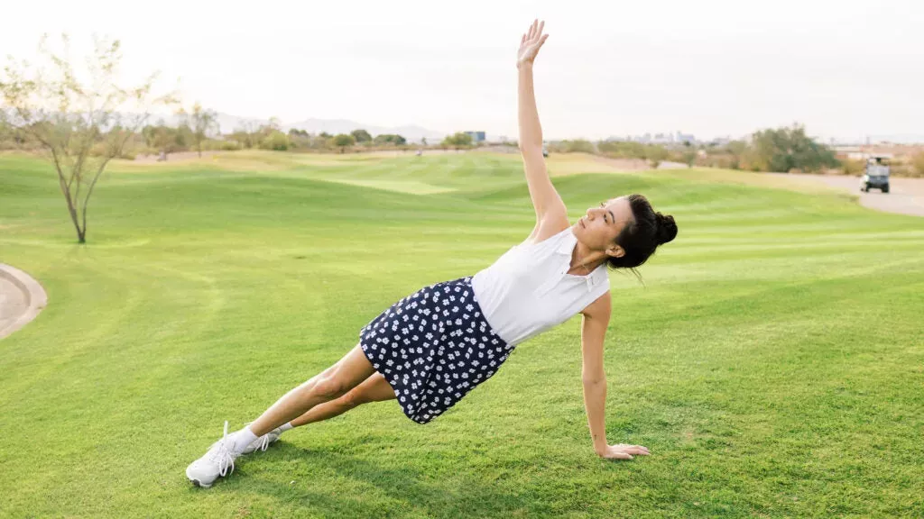 7 ejercicios esenciales para mejorar tu swing de golf, según un entrenador