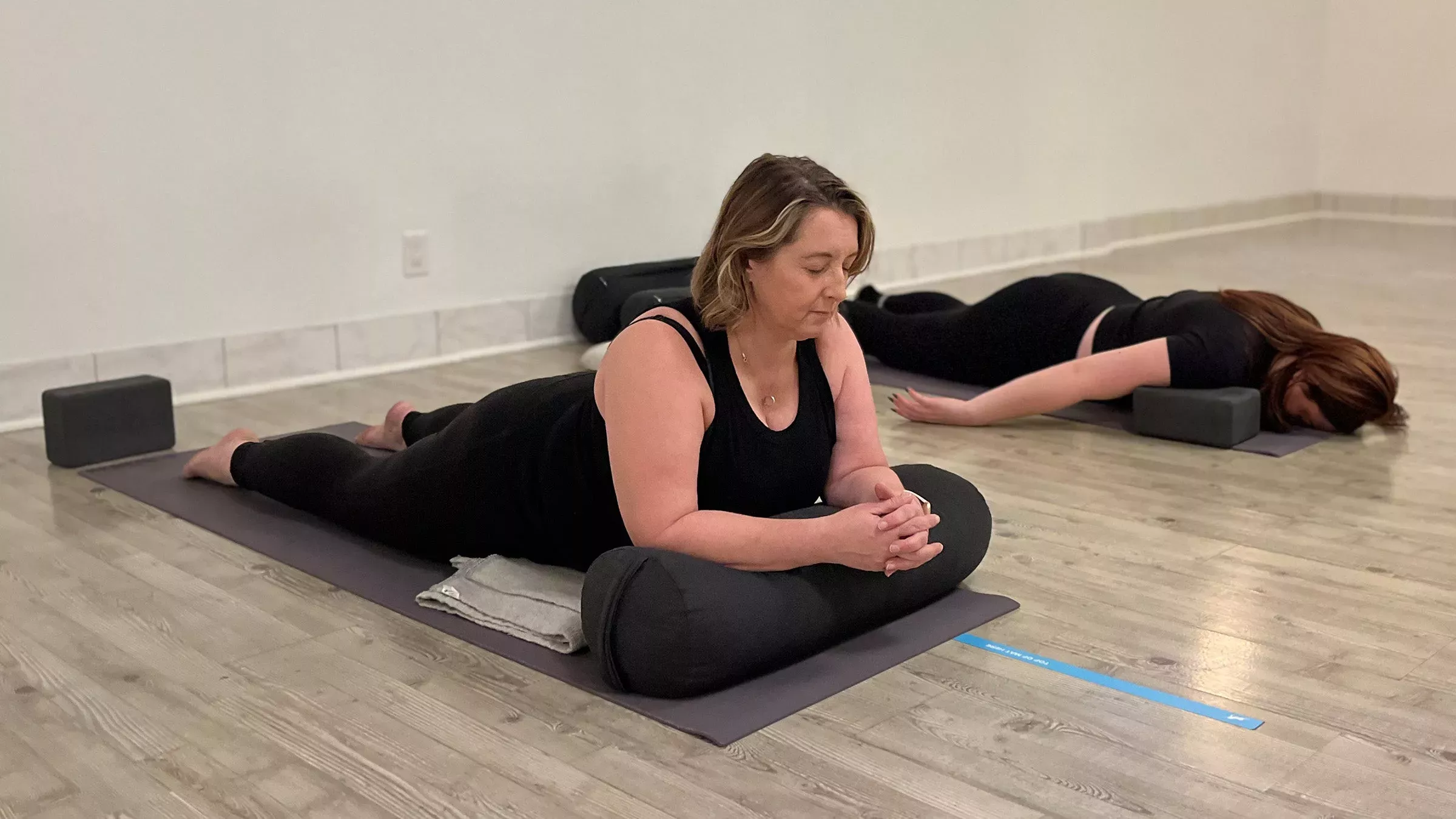 Cómo hacer más cómoda cualquier postura de yoga restaurativo si tiene mucho pecho