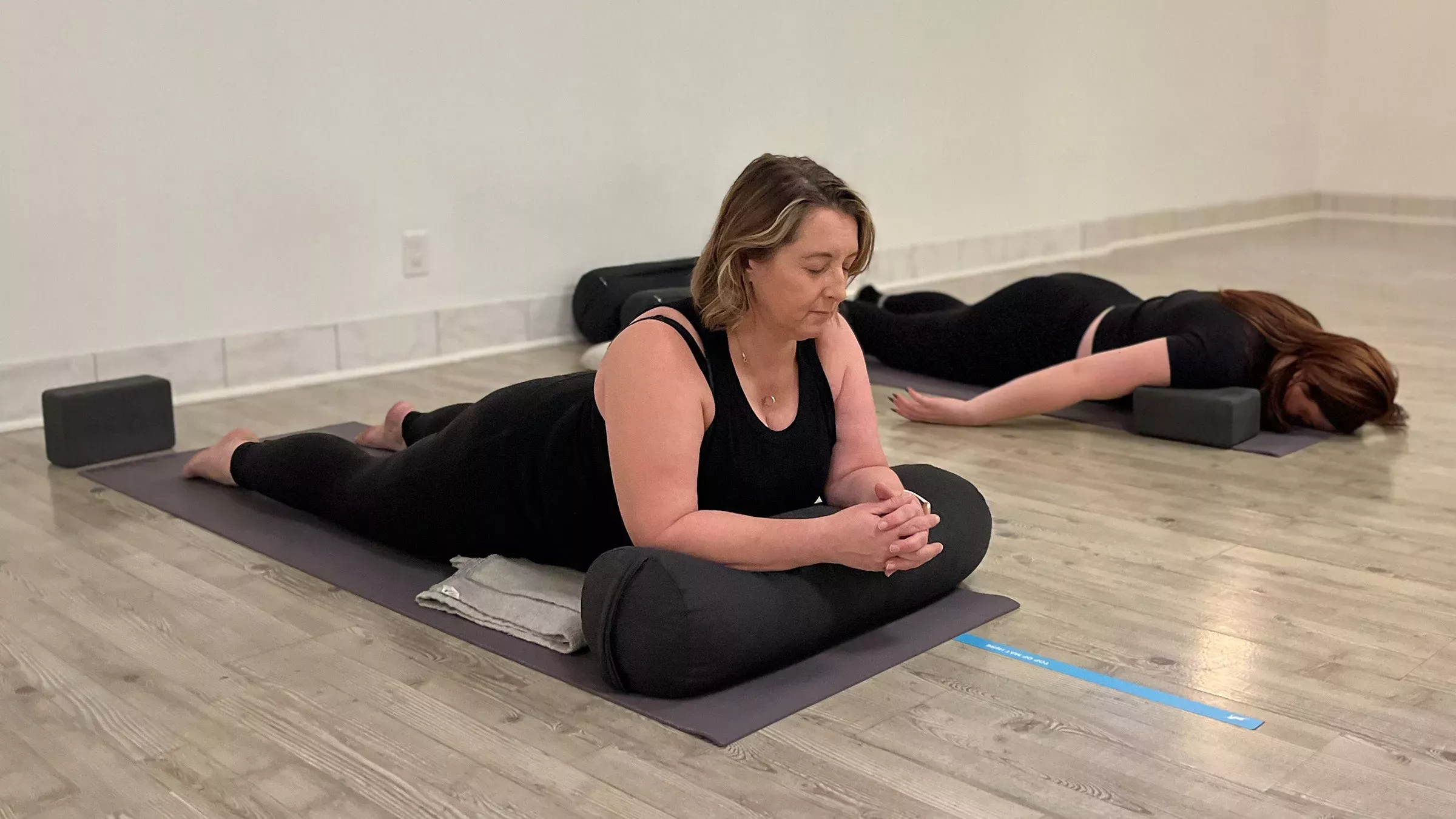 C贸mo hacer m谩s c贸moda cualquier postura de yoga restaurativo si tiene mucho pecho