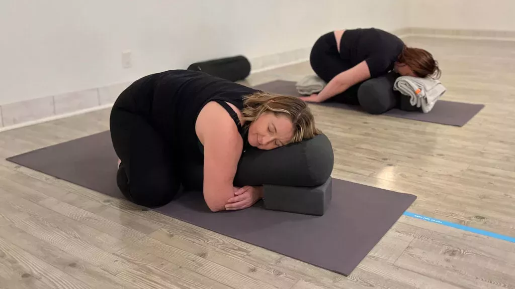 C贸mo hacer m谩s c贸moda cualquier postura de yoga restaurativo si tiene mucho pecho